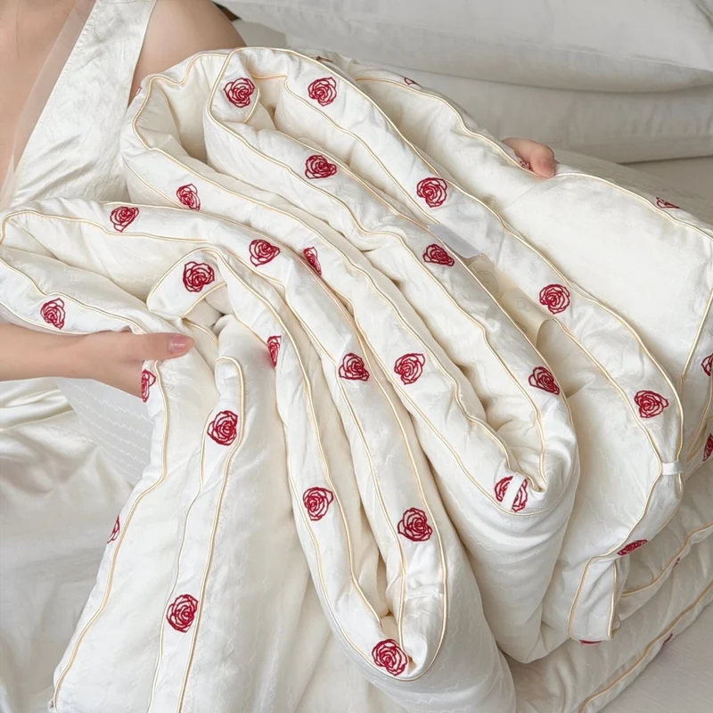 Steppbett aus Baumwollsatin mit gestickter Rosenborte
