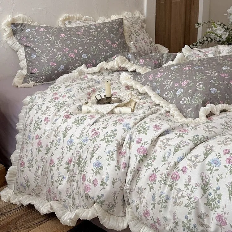 Wendbare Steppdecke im Vintage‑Botanik‑Design mit Volant und passenden Kissenbezügen