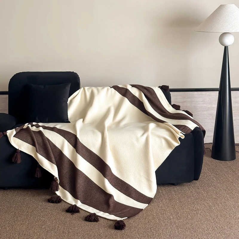 Weich gewebte Kuscheldecke mit Quasten und diagonalen Streifen