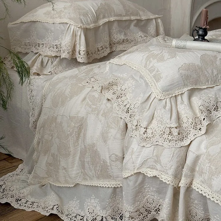 Vintage-inspirierte Baumwoll-Leinen Bettgarnitur mit großfloraler Musterung, Volant und Spitzenapplikation