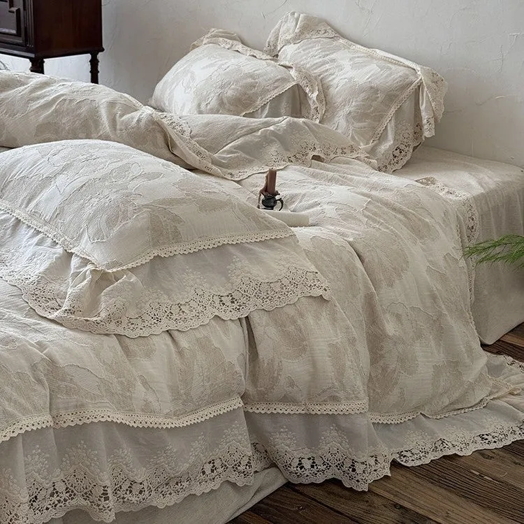 Vintage-inspirierte Baumwoll-Leinen Bettgarnitur mit großfloraler Musterung, Volant und Spitzenapplikation