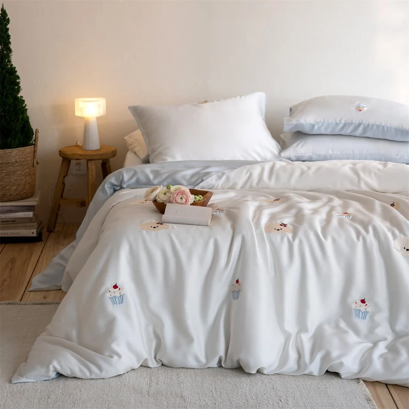 Satin-Bettwäsche-Set mit feinen Ballon- und Tierstickereien