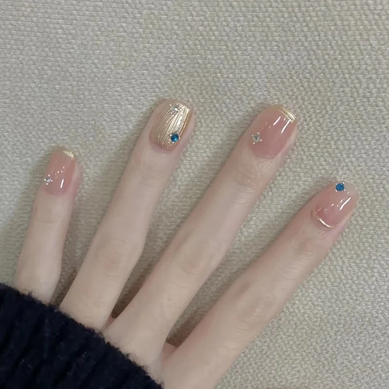 Dekoratives Press-On Nagelkunst-Set mit eleganten Edelsteindetails