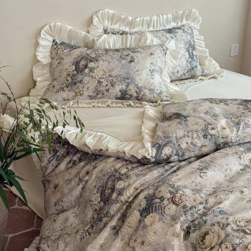 Romantisches Satin-Bettwäscheset mit floraler Jacquardoptik und gerafftem Volant
