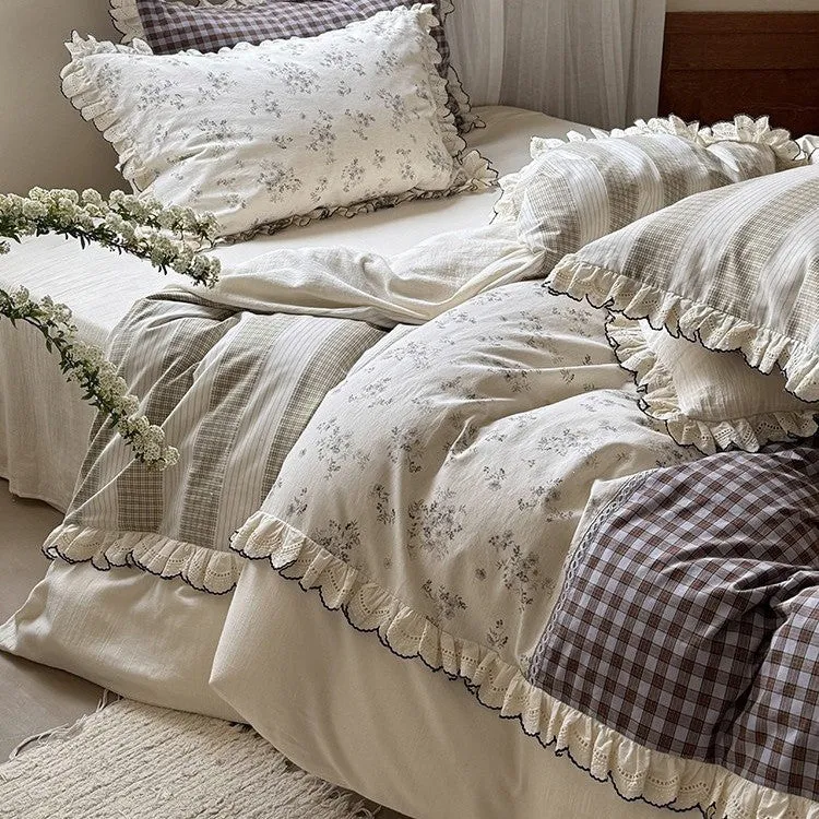 Patchwork-Bettgarnitur im Vintage-Landhausstil mit Volant und Spitzenkante