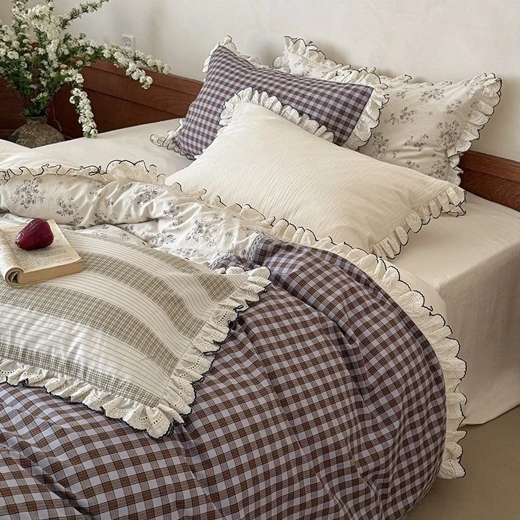 Patchwork-Bettgarnitur im Vintage-Landhausstil mit Volant und Spitzenkante