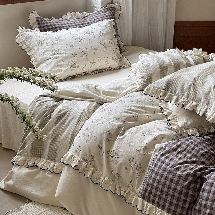 Patchwork-Bettgarnitur im Vintage-Landhausstil mit Volant und Spitzenkante