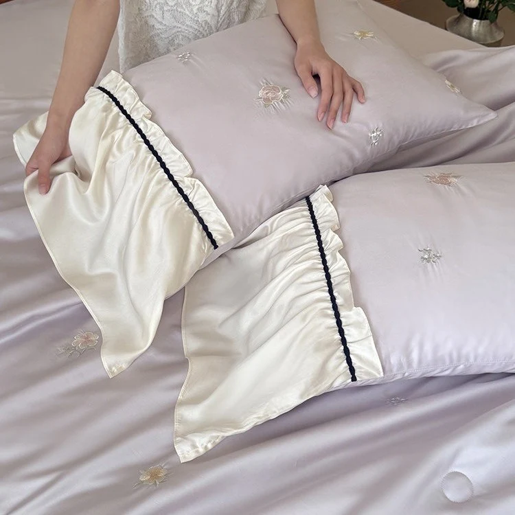Exquisites Satin-Bettwäscheset mit floraler Stickerei, gerafften Kissenblenden und kontrastierender Paspel