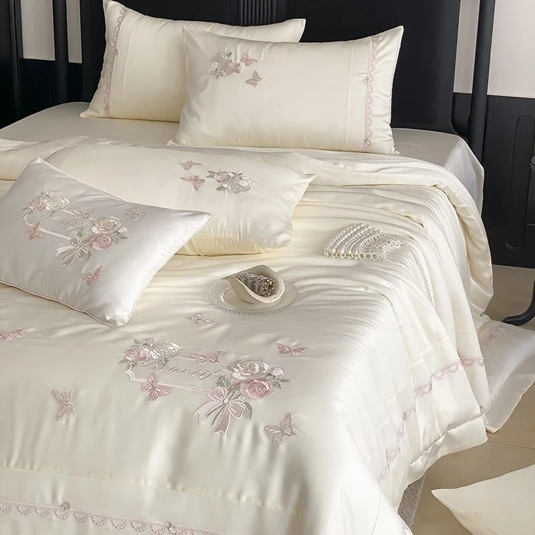 Elegante Satin-Bettwäsche-Garnitur mit Rosen- und Schmetterlingsstickerei