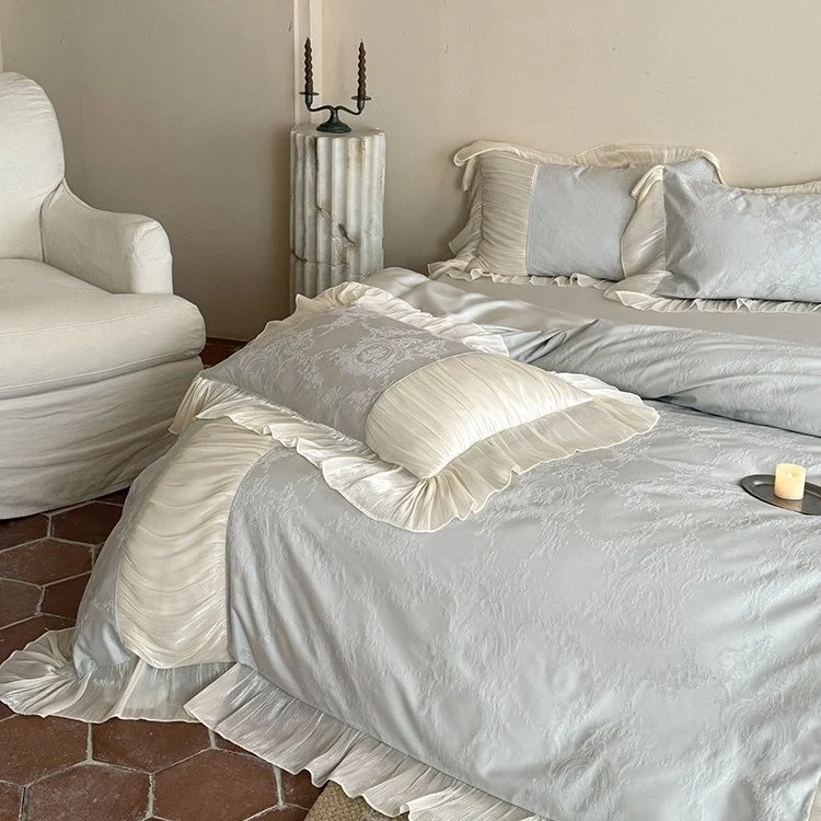 Luxus-Satin-Bettgarnitur im Vintage‑Stil mit plissiertem Volant und Zierkissen