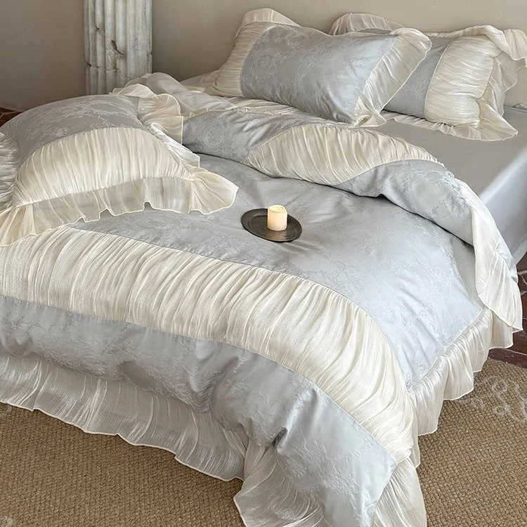 Luxus-Satin-Bettgarnitur im Vintage‑Stil mit plissiertem Volant und Zierkissen