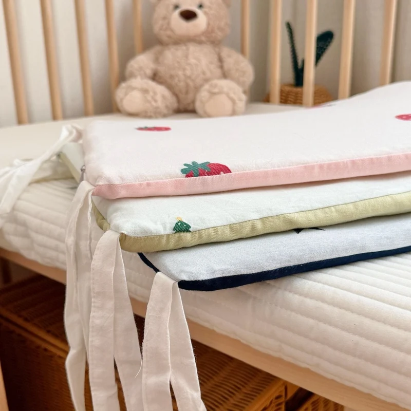 Babyausstattung Bettwäscheset mit Erdbeerstickerei und Nestchen