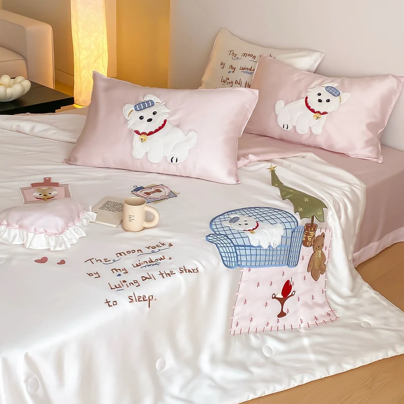 Verspieltes Satin-Bettwäsche-Set mit applizierten Tiermotiven und gesteppter Tagesdecke