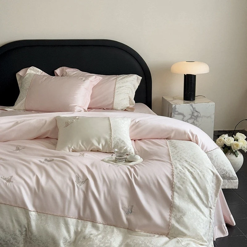 Luxuriöses Baumwollsatin-Bettwäscheset mit Schmetterlingsstickerei und Bindeband-Kissen