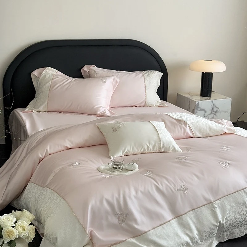 Luxuriöses Baumwollsatin-Bettwäscheset mit Schmetterlingsstickerei und Bindeband-Kissen