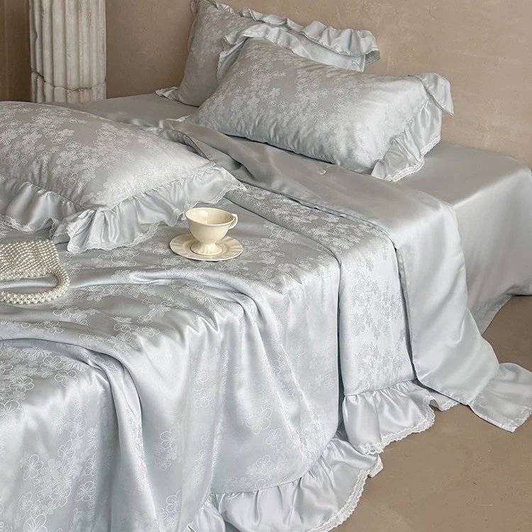 Luxuriöse Satin-Bettwäsche-Garnitur mit floraler Jacquardstruktur, Volant und seidigem Finish