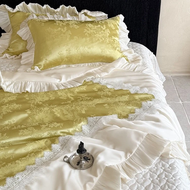 Elegante Schlafzimmergarnitur: Jacquard‑Satin‑Tagesdecke mit Ziervolant und Spitzenblende