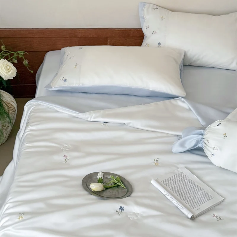 Bestickte Satin-Bettwäsche-Garnitur mit feiner Blumen-Stickerei und seidig-weichem Griff