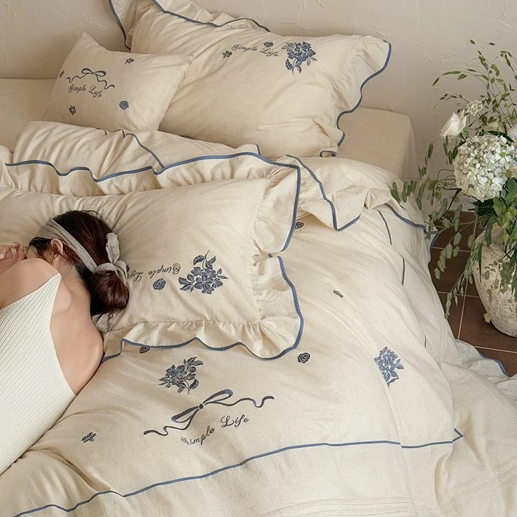 Baumwoll-Musselin Bettwäscheset mit zarter Blumenstickerei, Volant und atmungsaktivem Finish