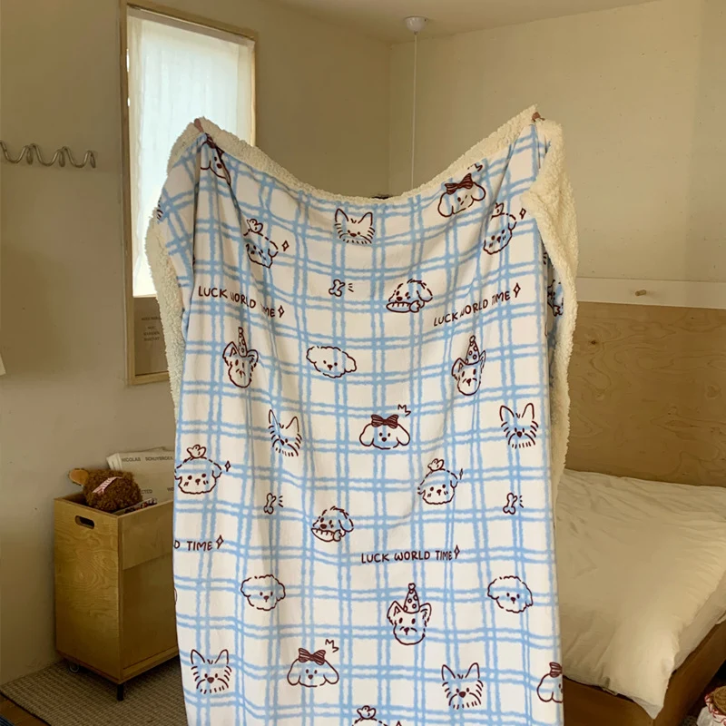 Wendbare Kuscheldecke mit Sherpa-Fleece, niedlichen Hunde-Illustrationen und kariertem Muster