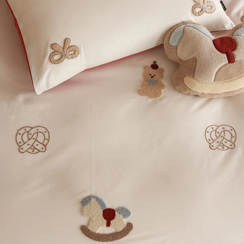 Wendbare Bettwäsche-Garnitur mit gestickten Teddy-Applikationen