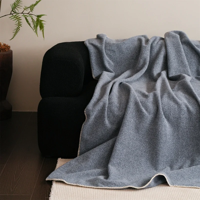 Premium-Wollplaid mit feiner Handstich-Kante und besonders weichem Fall