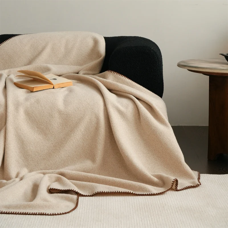 Premium-Wollplaid mit feiner Handstich-Kante und besonders weichem Fall