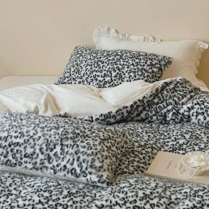 Plüsch-Bettwäsche-Set mit Animal-Print und extrafluffiger Minky-Oberfläche