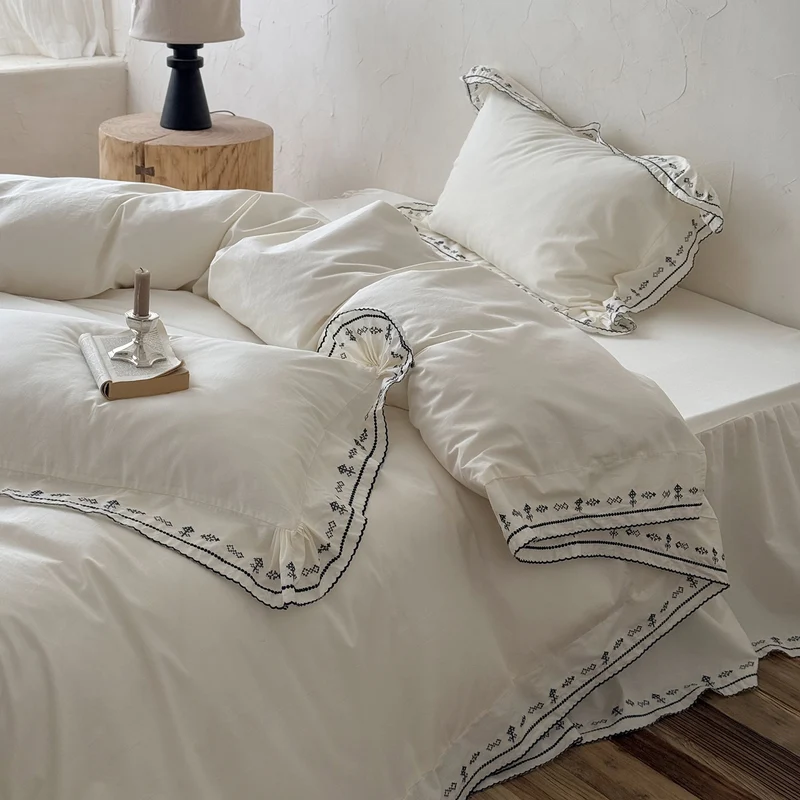 Luxuriöses besticktes Bettwäsche-Set mit Rüschensaum