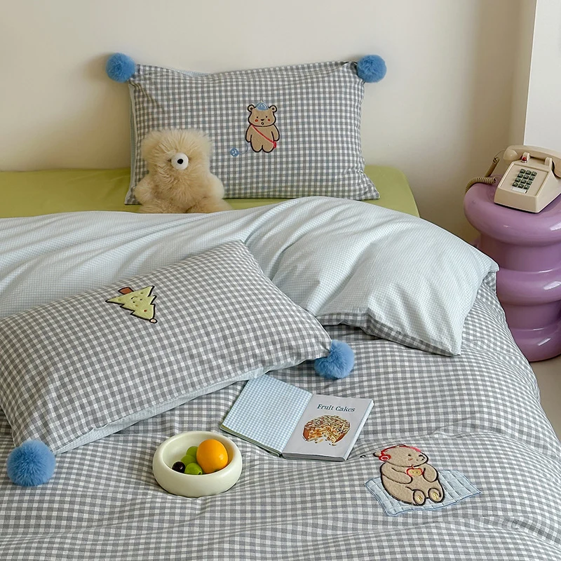 Kinder-Bettwäsche-Garnitur aus Baumwoll-Perkal mit Karomuster, Bärchen-Applikation und Bommel-Ecken