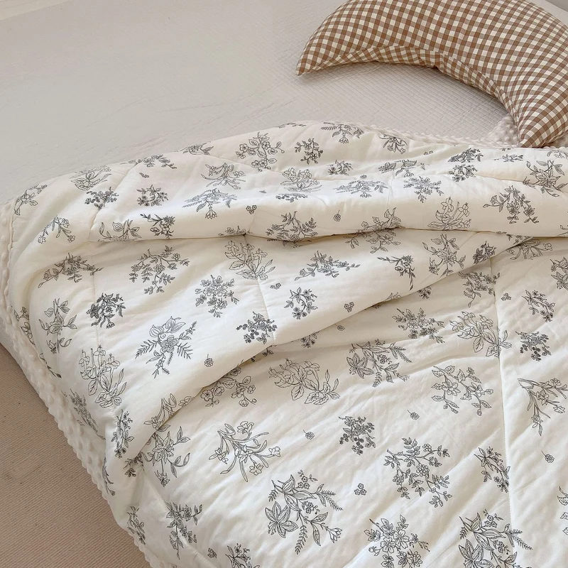 Kuschelige Baby-Steppdecke mit Minky-Fleecekante und niedlichem Hasen-Print