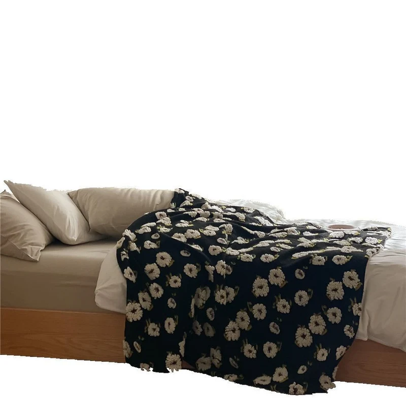 Kuscheldecke mit floraler Bouclé-Oberfläche und Minky-Wendefleece