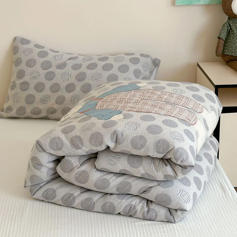 Kinder-Steppbett-Garnitur mit appliziertem Hunde-Motiv und Tupfenmuster
