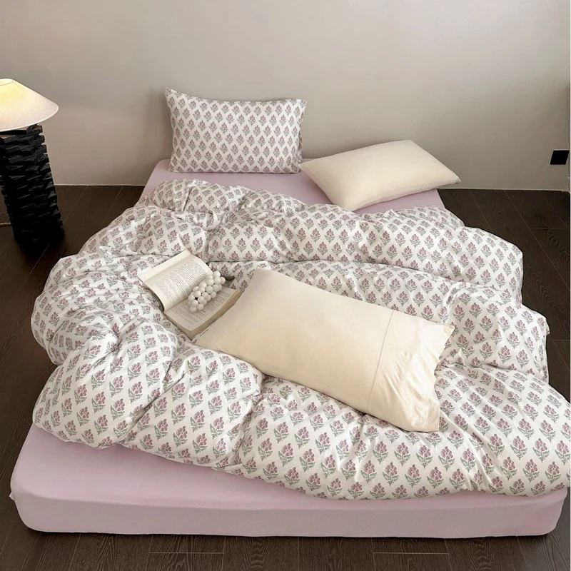 Florales Baumwoll-Bettwäsche-Set mit gesteppter Decke und Kissenbezügen