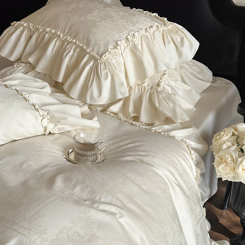Elegante Bettwäsche-Garnitur aus satinähnlichem Jacquard mit Volantkante