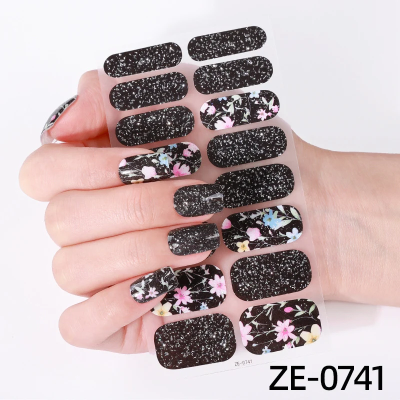 Künstlerische Nagelkunst-Wickel