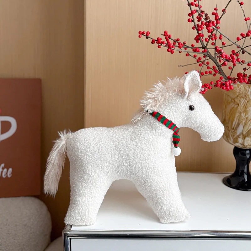 Dekoratives Kuschelpferd aus Teddy-Fleece als Deko- und Spielkissen