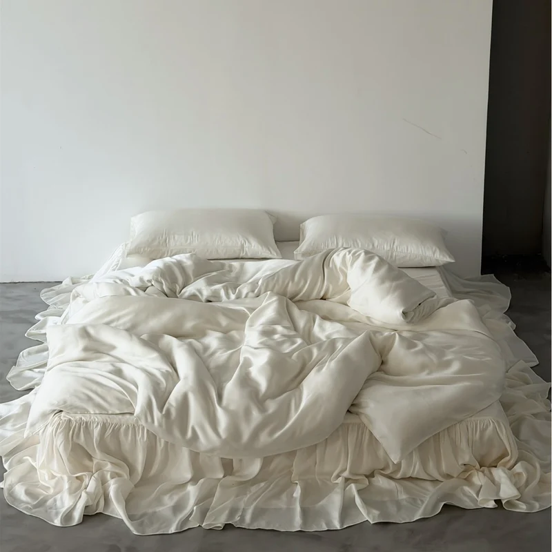 Bettwäsche-Set mit voluminösem Bettvolant und weichem Satin-Finish