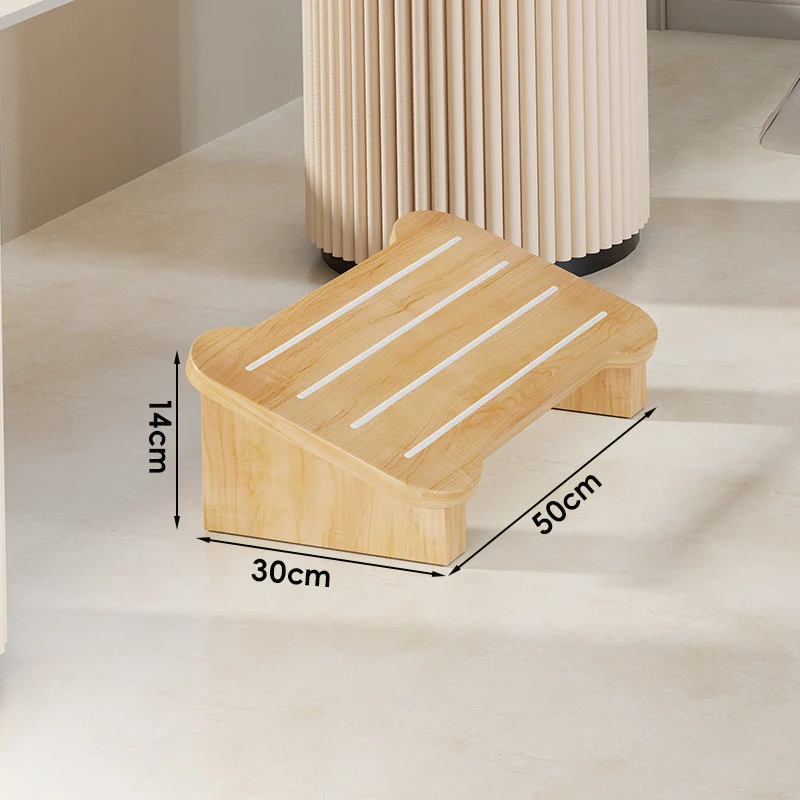 Niedriger Holztritt mit rutschfesten Streifen und kurviger ergonomischer Oberfläche