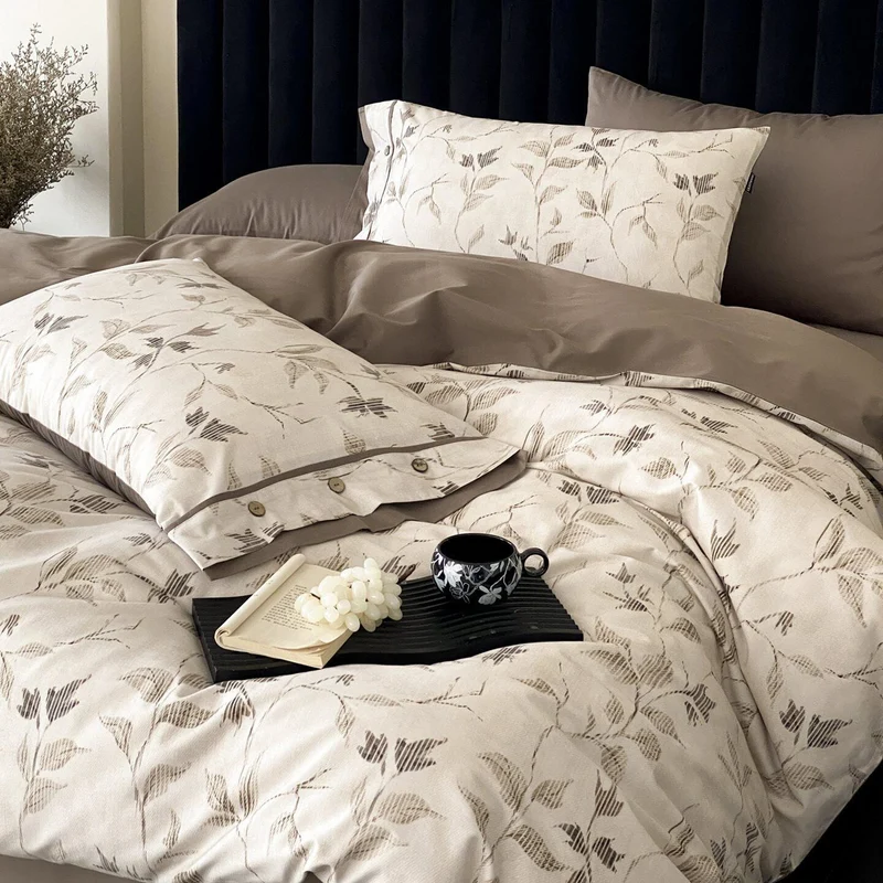 Bettbezug-Garnitur mit feinem Blatt-Jacquard, Knopfverschluss und Hotelnaht