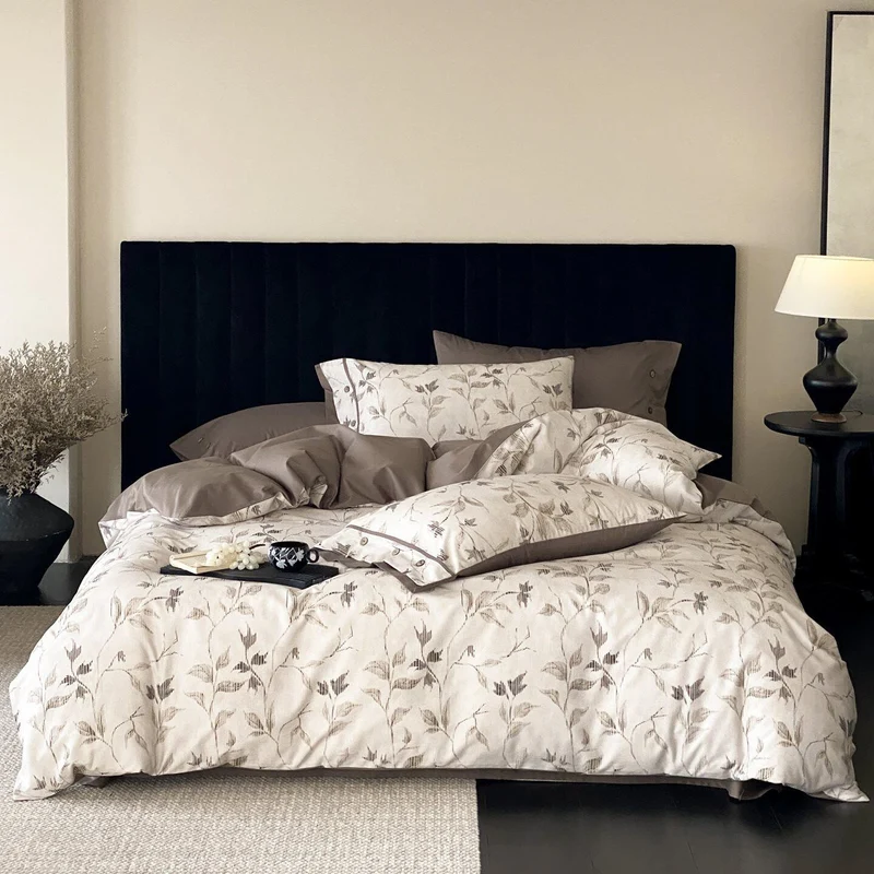 Bettbezug-Garnitur mit feinem Blatt-Jacquard, Knopfverschluss und Hotelnaht
