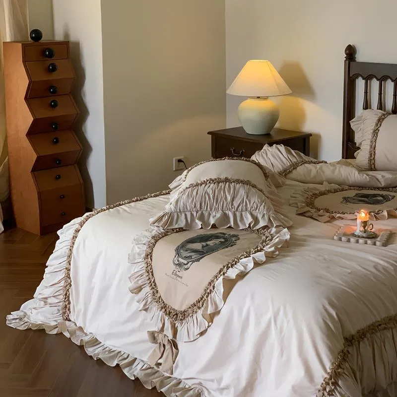 Romantisches Bettwäsche-Set mit üppigen Rüschen, Vintage-Rahmenmotiv und Zierkissen