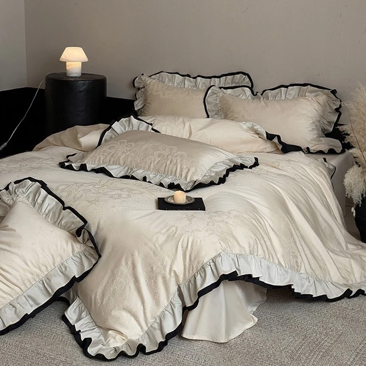 Romantisches Bettwäsche-Set mit Rüschenbordüre und feiner Jacquard-Stickerei