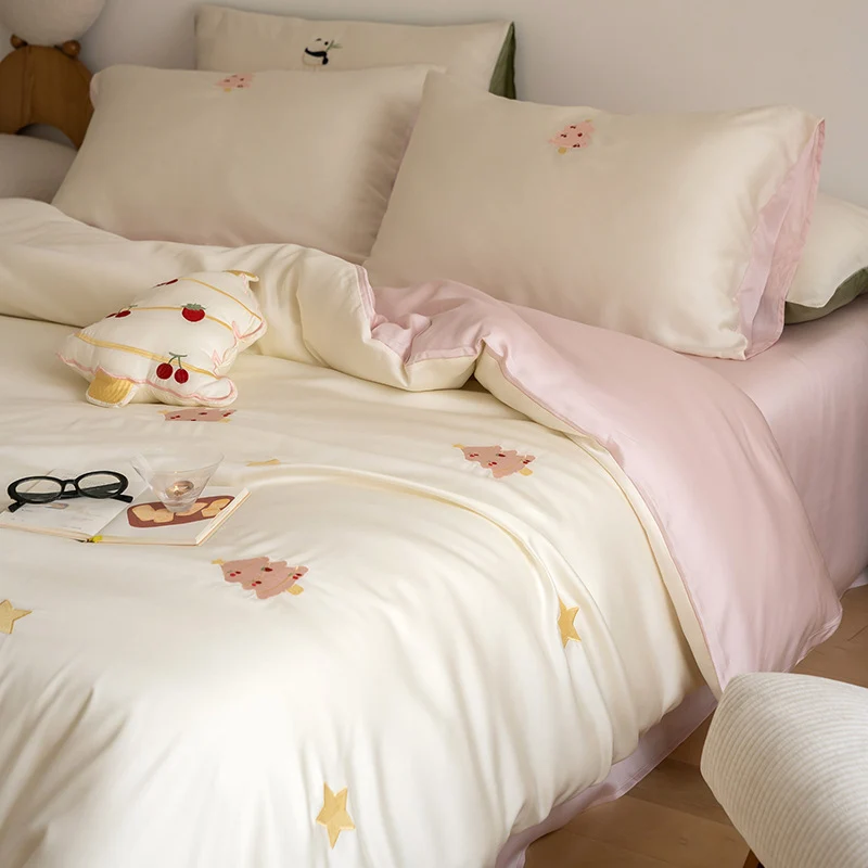 Luxuriöses Satin-Bettwäsche-Set mit gestickten Kirschmotiven, Wendefunktion und Plüsch-Hasenkissen