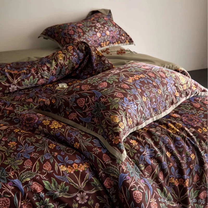 Luxuriöses Satin-Bettwäsche-Set mit floralem und Beerenmotiv