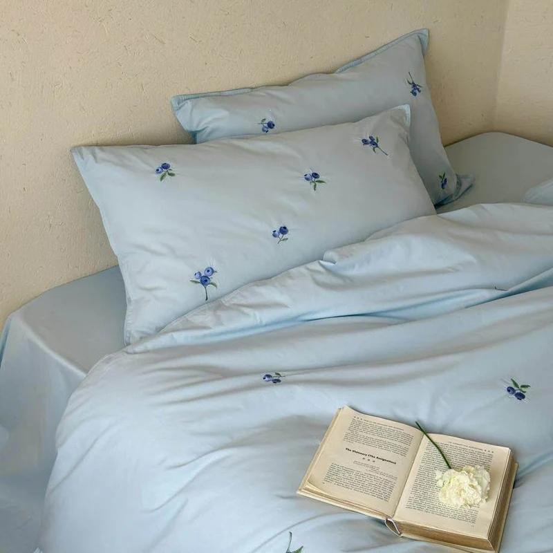 Luxuriöse Baumwollsatin-Bettwäschegarnitur mit zarter Beerenbestickung und seidig-mattem Finish