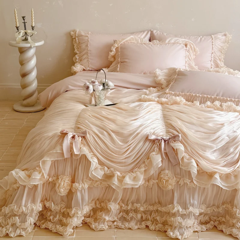 Romantische Bettwäschegarnitur mit gerafftem Chiffon-Volant und Zierkissen