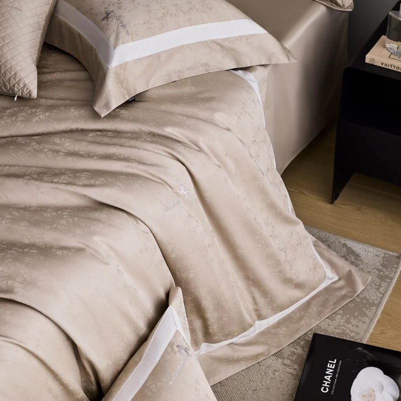 Premium-Bettwäschegarnitur aus Baumwollsatin mit dezentem Jacquard‑Relief und feinem Saum