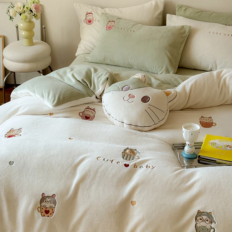 Niedliches Kinder-Bettwäscheset aus weichem Baumwoll-Frottee mit bestickten Katzen‑Applikationen und Kuschelplüschkissen