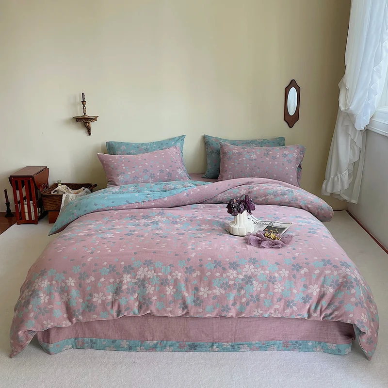 Wendbares Bettwäsche-Garnitur-Set aus Baumwoll-Leinen mit zartem Blumenprint und gesteppter Decke